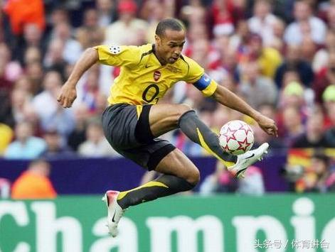 足球入门教程从零开始学射门,如何练足球的弧度球