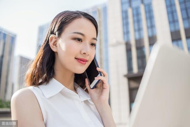 小说：众同学野营遇上歹徒，校草怂了，校花怕了，学渣却英勇搏斗