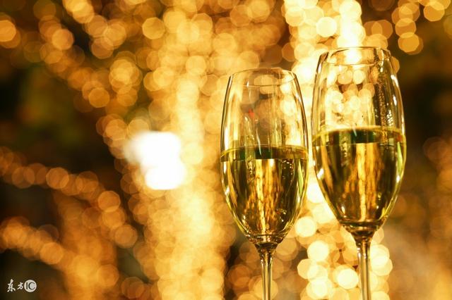 小说：总裁花9亿拍下天价戒指，转身给软萌小娇妻戴上，网友炸了