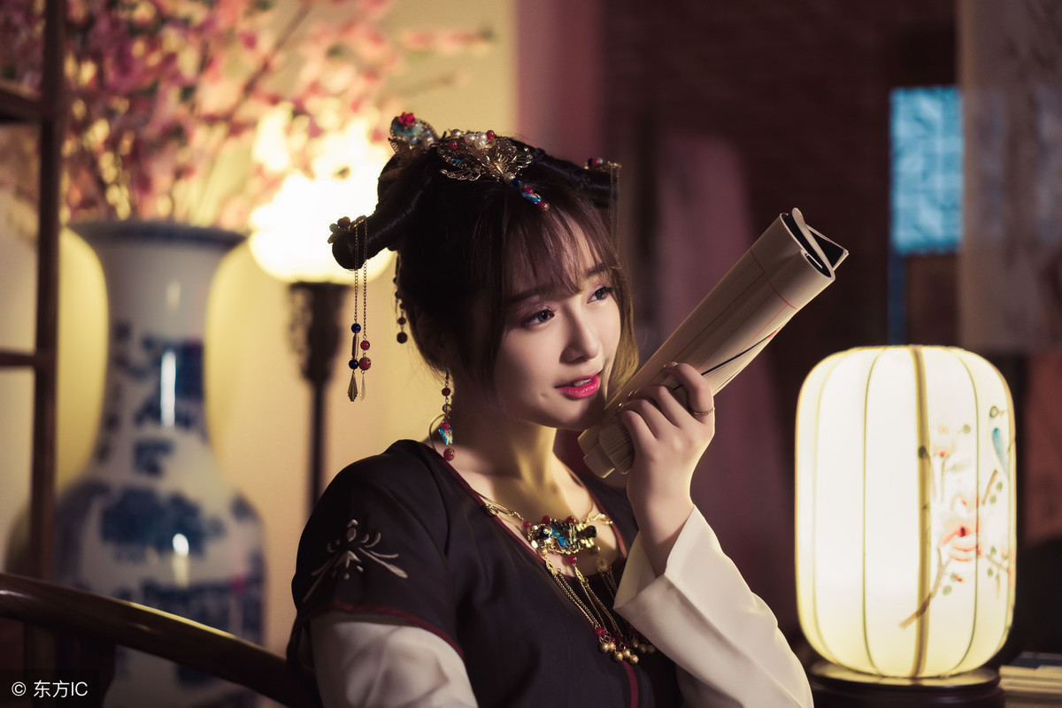 小说：她一朝穿越古代，虐渣赚钱好忙啊，偏偏这高冷男人阴魂不散