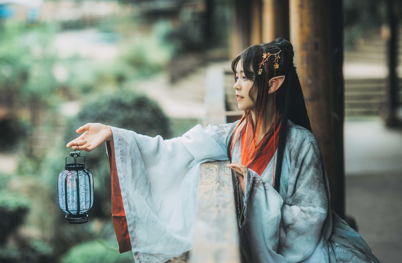 小说：她很高兴看到弟弟，却怕看到旁边的他，因为他对她一直很凶