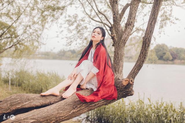 小说：上山觅食找到兔子跟竹笋，她小心带回家，在门口撞见恶奶奶