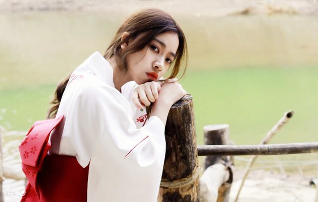 小说：刚穿越，面对嚣张二恶仆，嫡女用药物使她毁容，隔天打发走