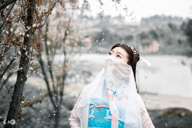 小说：侯爷把掌家权交给她，不料她却偷偷拿出两百两，给父亲还债