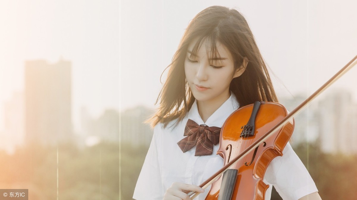 恶霸飙车差点撞到一个小姑娘,恶霸撞女子车还要赔钱