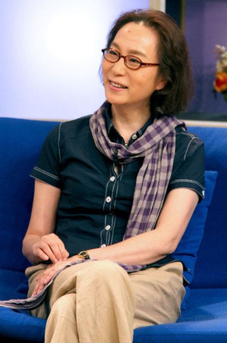 奚美娟年轻时的发型,奚美娟黑色长裙