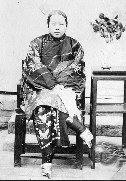 现代有人缠三寸金莲,现在还有人裹小脚吗