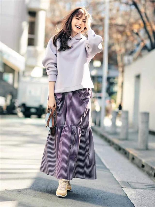 40岁女人穿卫衣怎么搭配才好看,四十岁女人穿大版卫衣怎么搭配