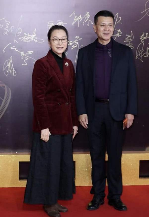 奚美娟年轻时的发型,奚美娟黑色长裙