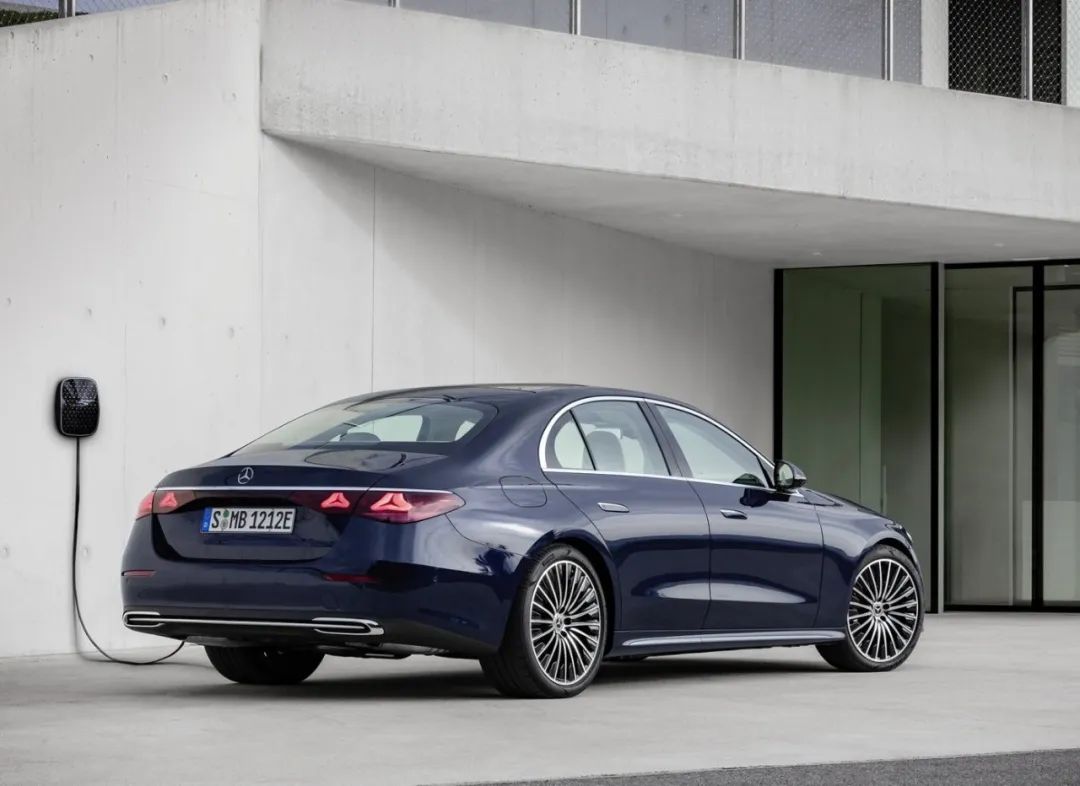 一代E级一代神！搭载花生眼像素大灯这次稳坐同级榜首？