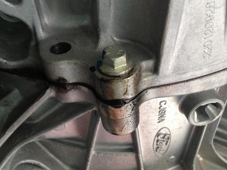 福克斯变速箱阀体渗油,福克斯发动机变速箱连接处渗油