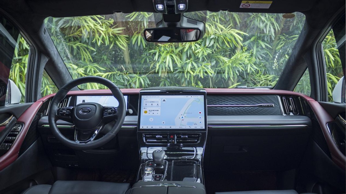 上汽大通g90和传祺m8内饰哪个好,上汽大通商务车7座g90与传祺m8