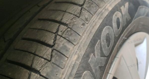 5年韩泰轮胎表面开裂需要换吗,韩泰轮胎侧面细小裂纹图