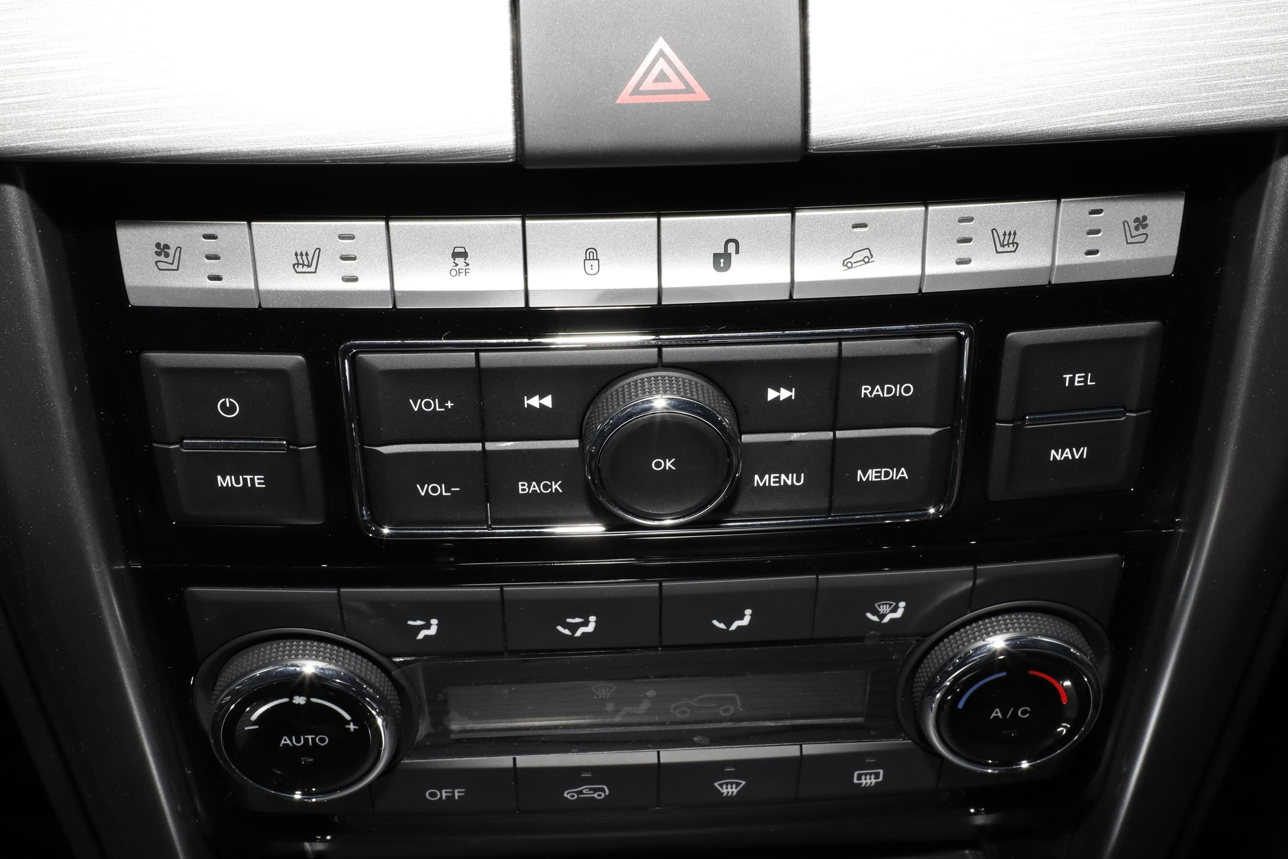 2023款北京BJ80上市，外观硬派，增加暴风灰配色，售价29.8万元起