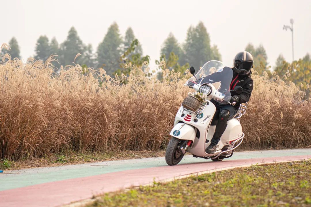 vespagts300supersport试驾,vespa300gts300老款和新款对比