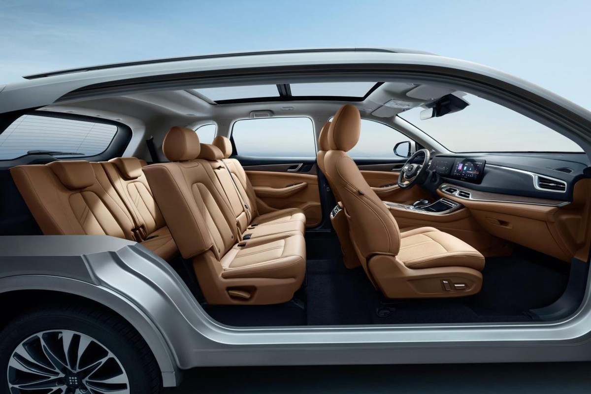 比亚迪发动机+华为HiCar，蓝电E5馈电油耗5.5L/100km，13.99万起