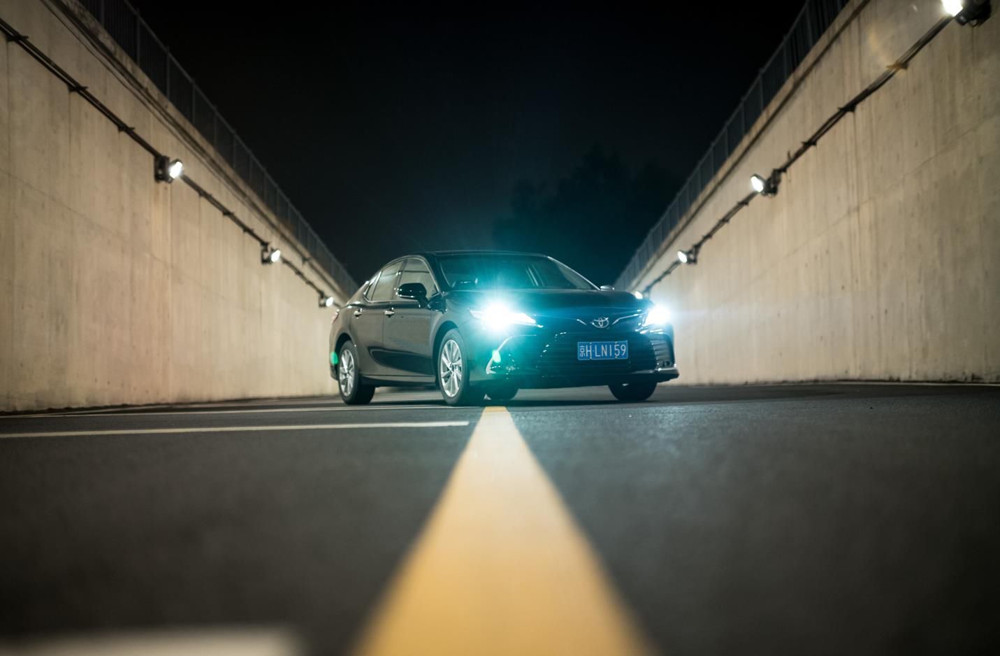 沉浸式体验2024款凯美瑞2.0豪华版,凯美瑞历经八代成就冠军典范