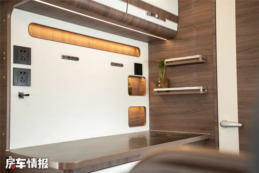 12万上汽跃进s100平头轻卡房车,跃进h300轻卡房车室内220v电源