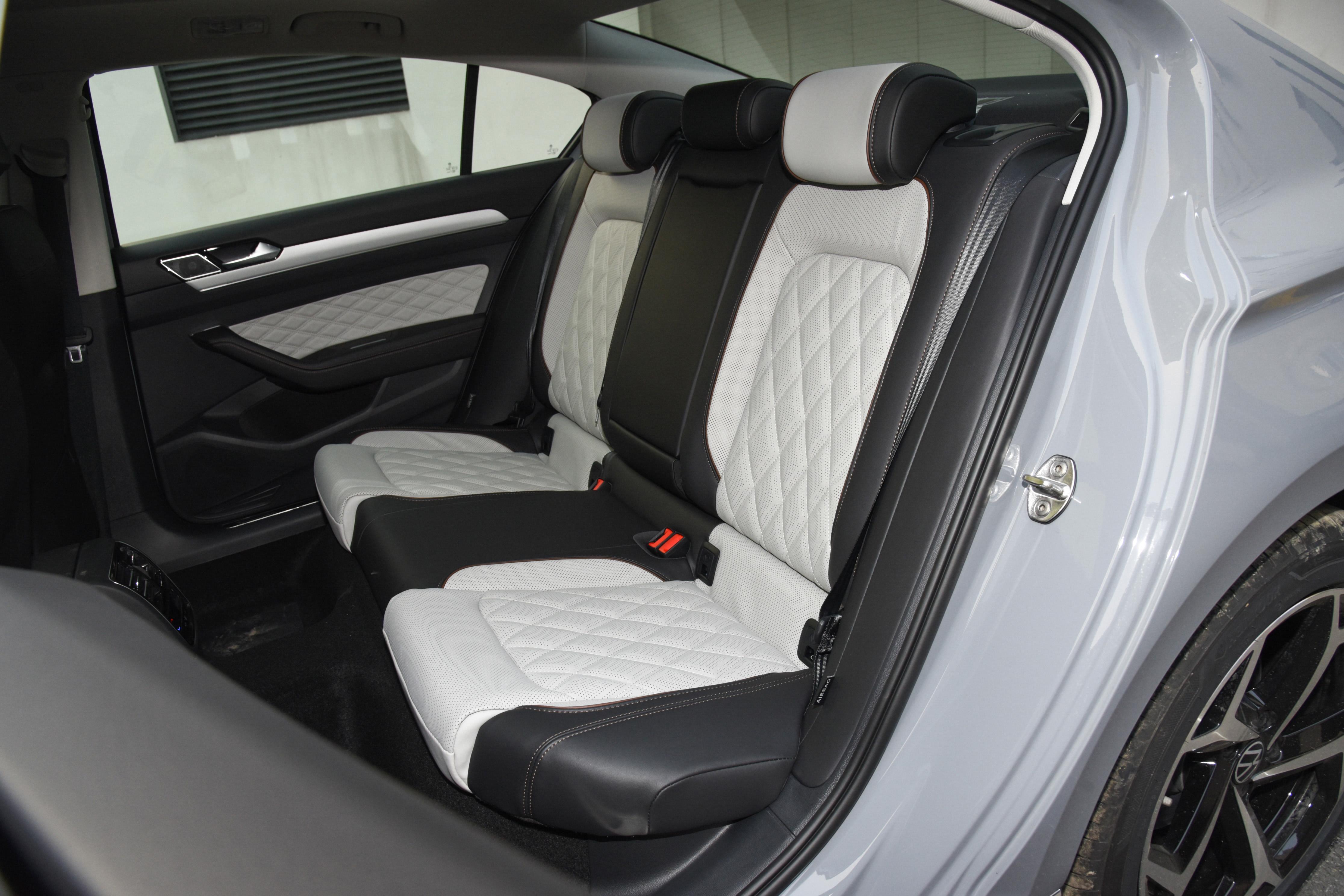 中控台T形布局，轴距2871mm，详解2023款大众迈腾