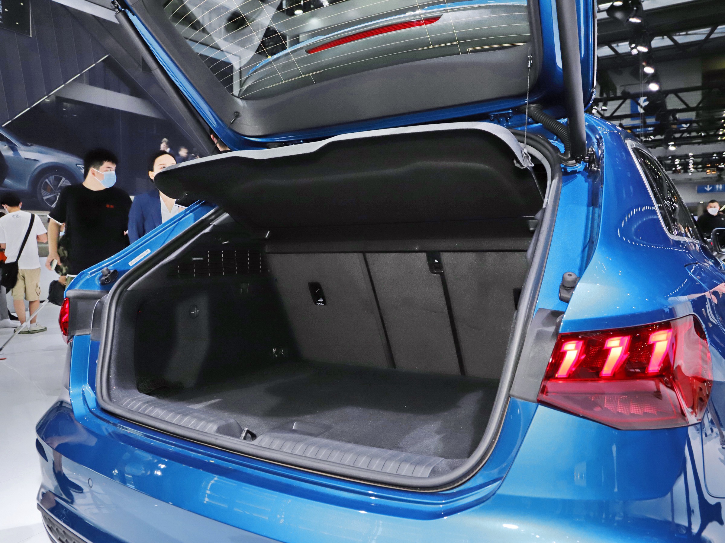 奥迪a3时尚型有中置喇叭吗,奥迪a3时尚型适合一家四口人坐吗