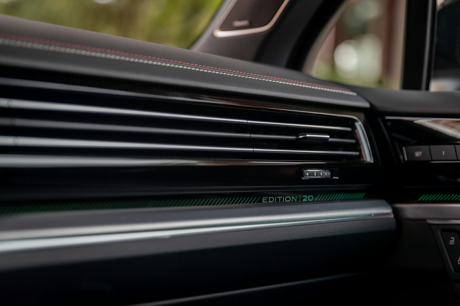 现在新款途锐值得买吗,15万公里的途锐还值得购买吗