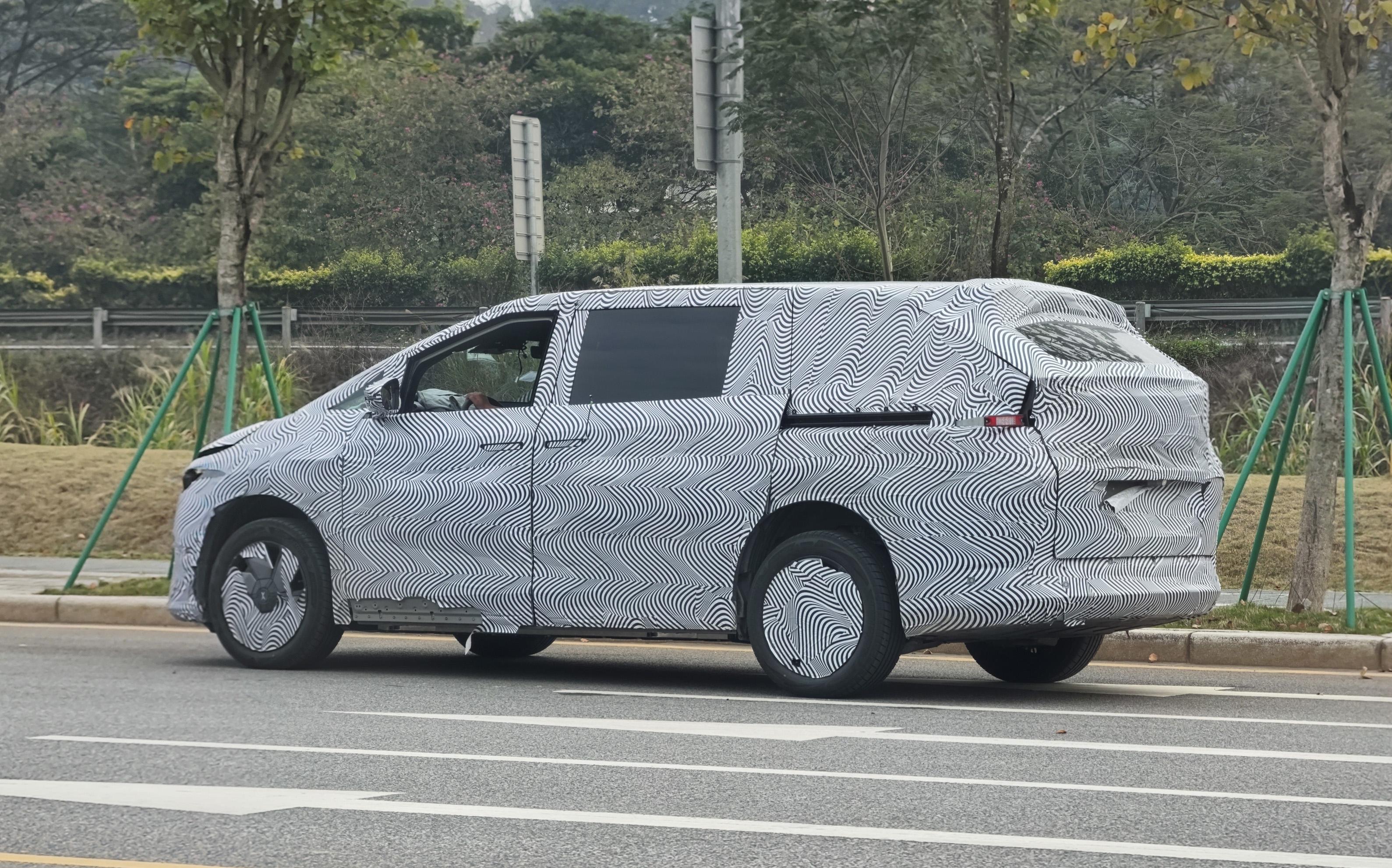 小鹏首款mpv车型x9高清谍照曝光,小鹏x9第三排座椅谍照