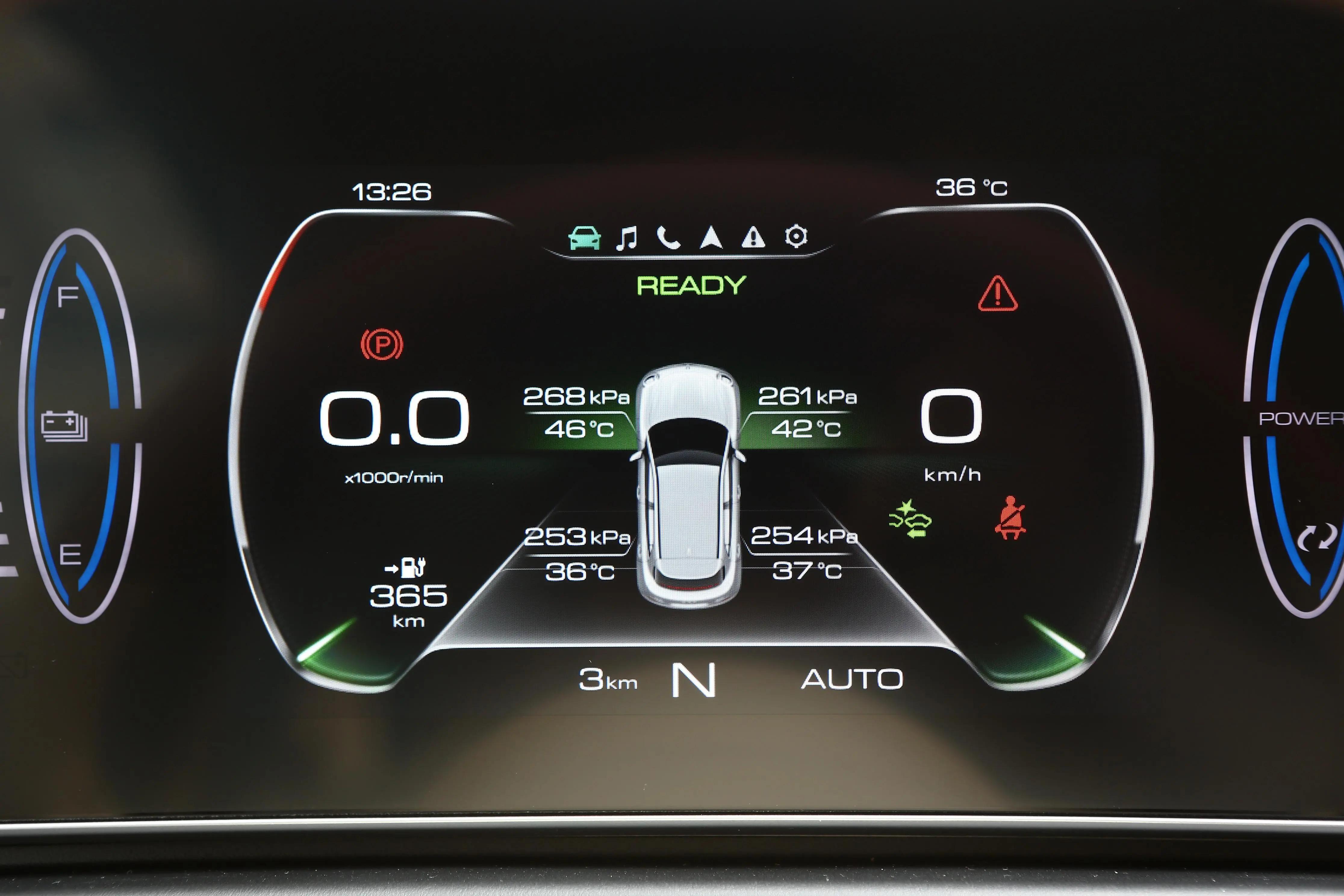 小姐姐开的燃油版车6万超高颜值 (一款非常适合小姐姐的代步神车)