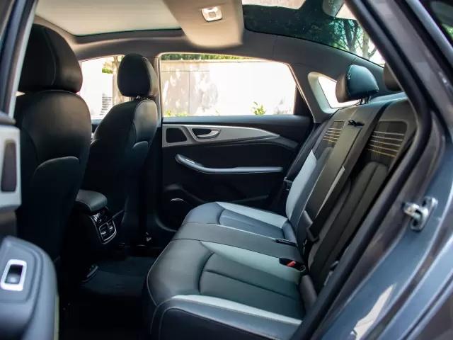 天幕+大空间+14.3英寸屏，荣威i6MAX称得上A+级轿车杠把子