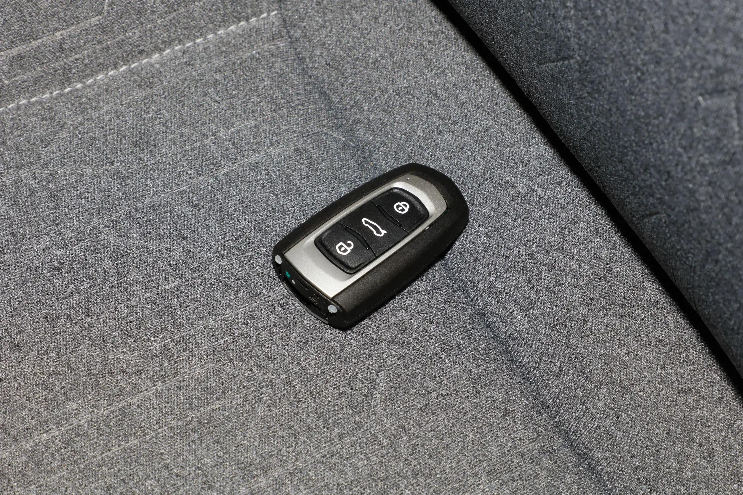 吉利熊猫和五菱宏光mini哪个大,吉利熊猫mini电动车价格