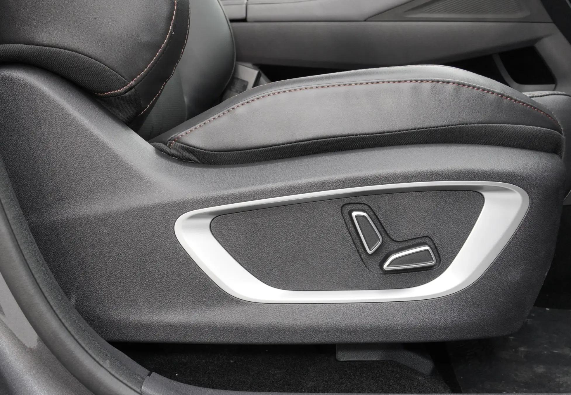 二代长安cs75plus1.5真实油耗,长安cs75plus选1.5还是2.0