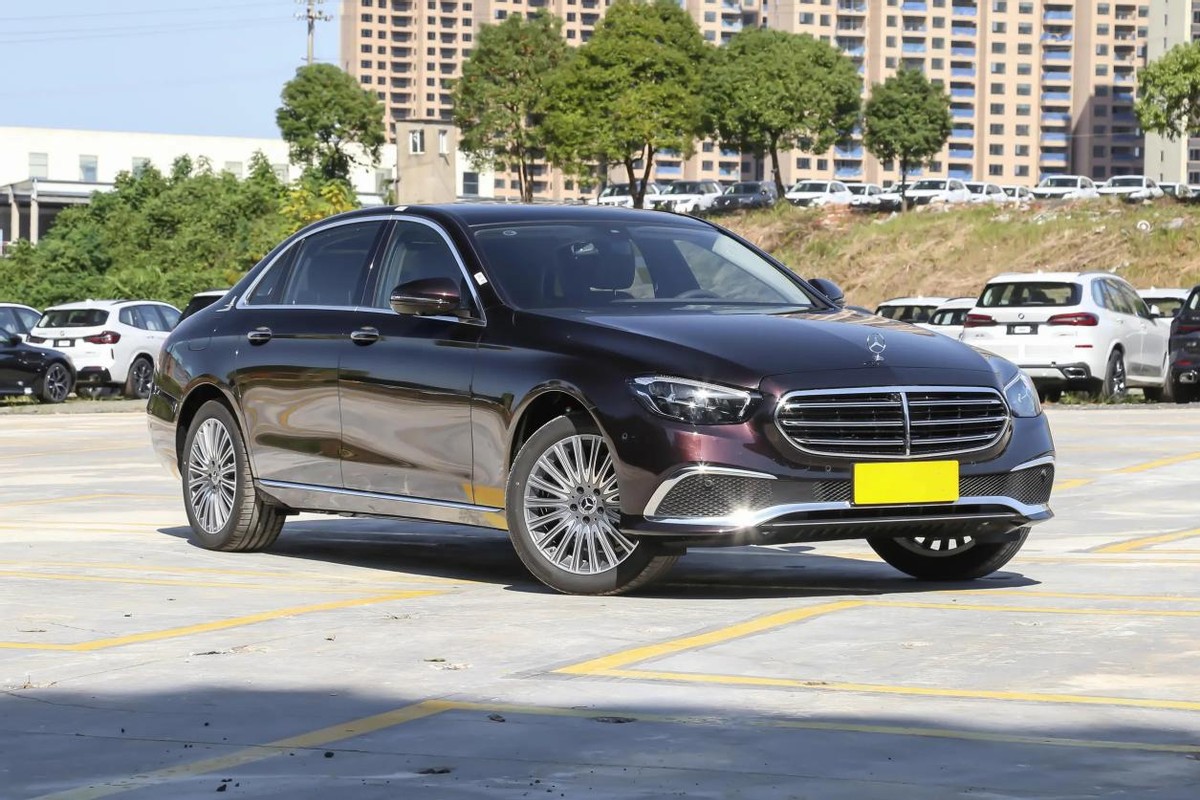 奔驰e2022款300l立标殊享版,立标奔驰e300l豪华版