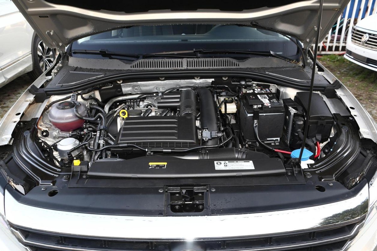 除了稳定没特长，要95号油的次顶配朗逸，凭啥卖14.69万还畅销？