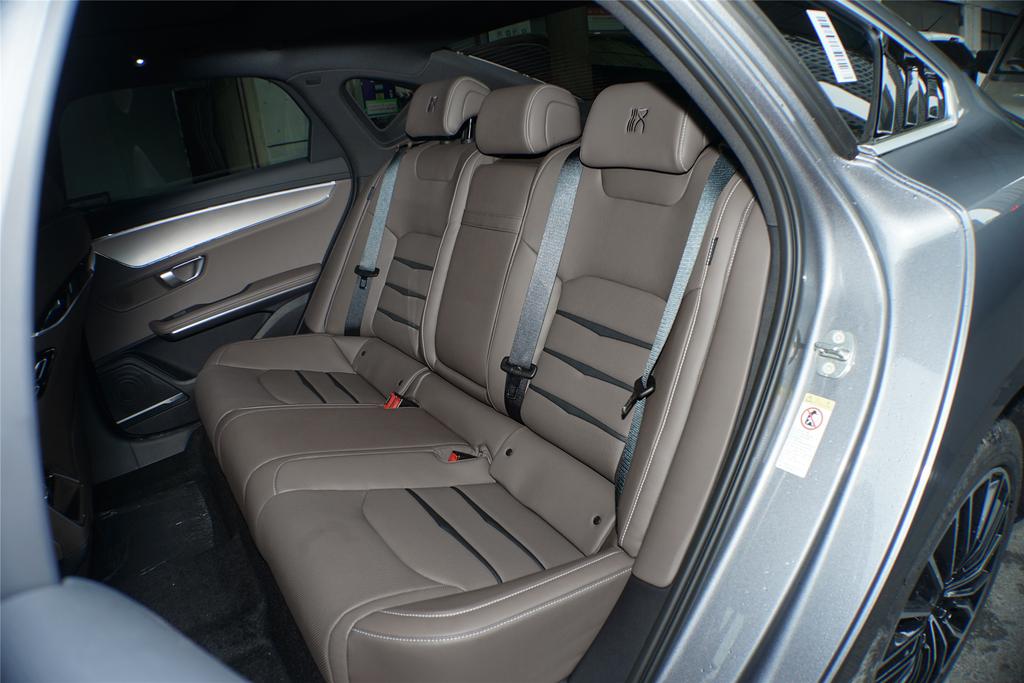 中央是一个15.6英寸液晶屏幕和各种功能按钮