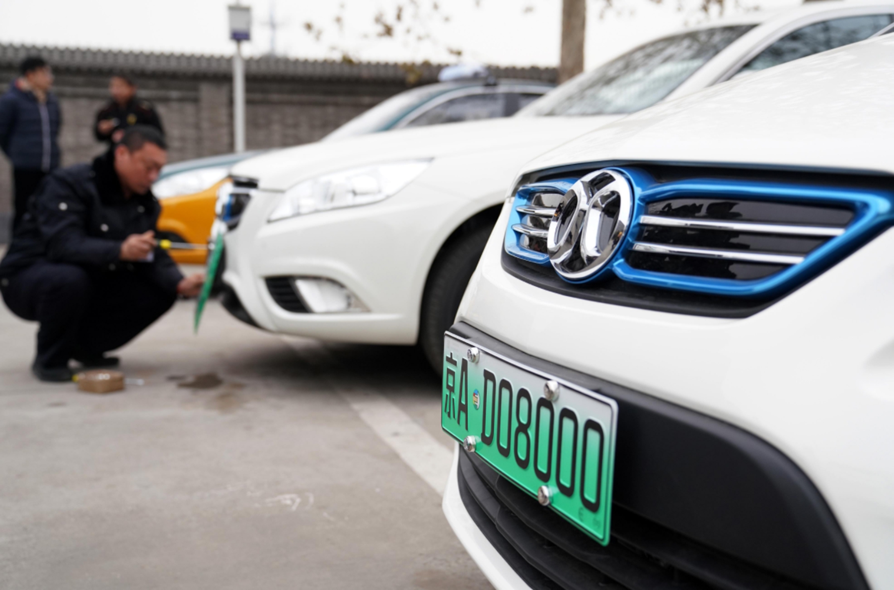 自己上牌和4s店上牌要少用多少钱,在4s店上牌需要哪些流程和费用