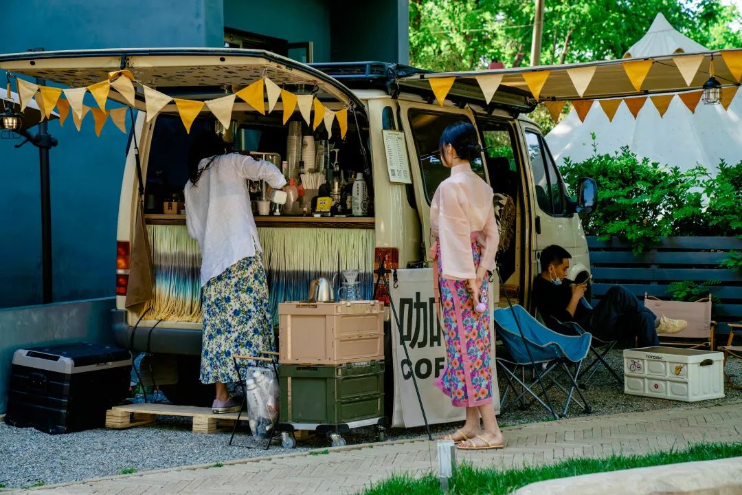 边玩一边赚钱，时下年轻人最爱的车尾厢摆摊，竟然也内卷了？