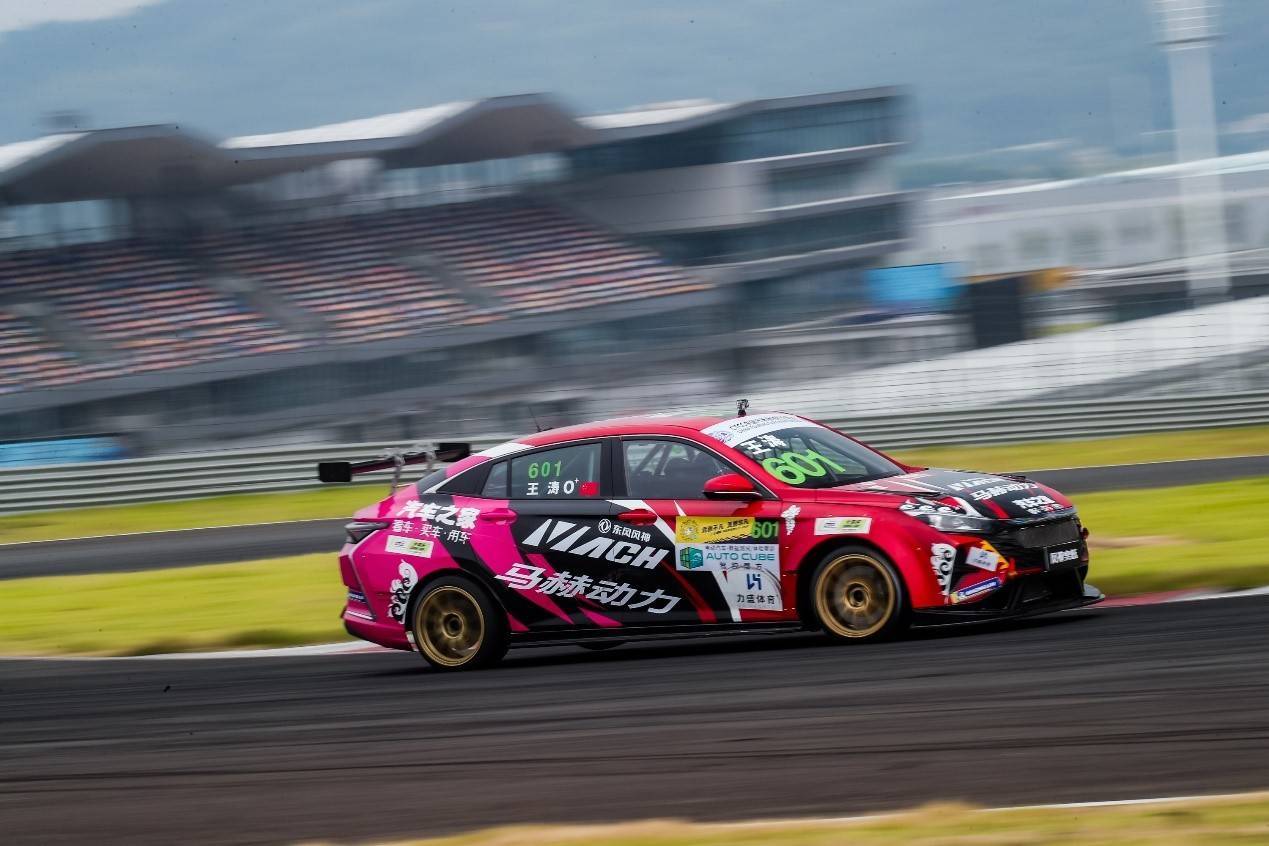 疯狂小杨哥代言东风奕炫,抖音第一主播疯狂小杨哥