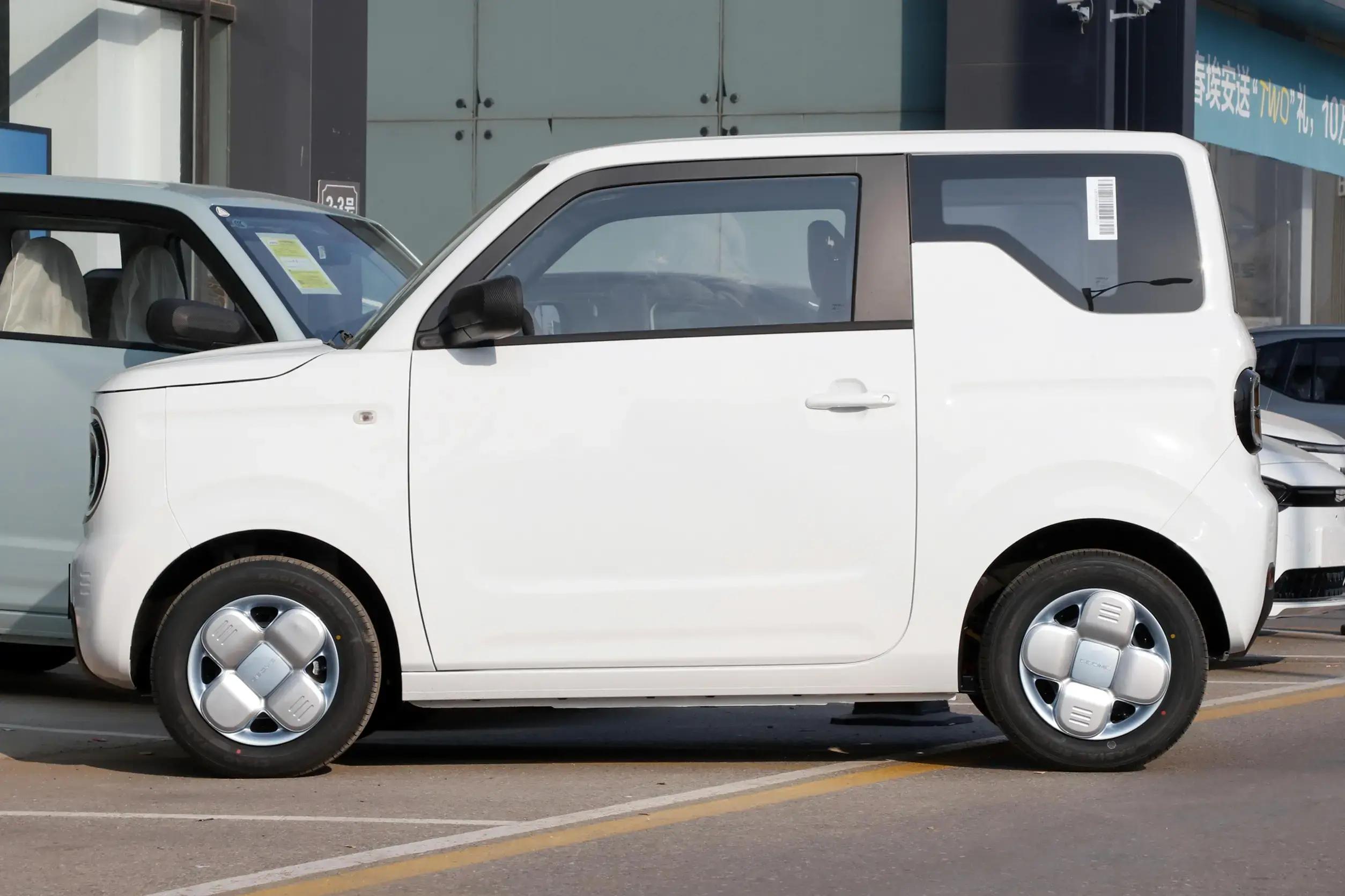 吉利熊猫和五菱宏光mini哪个大,吉利熊猫mini电动车价格