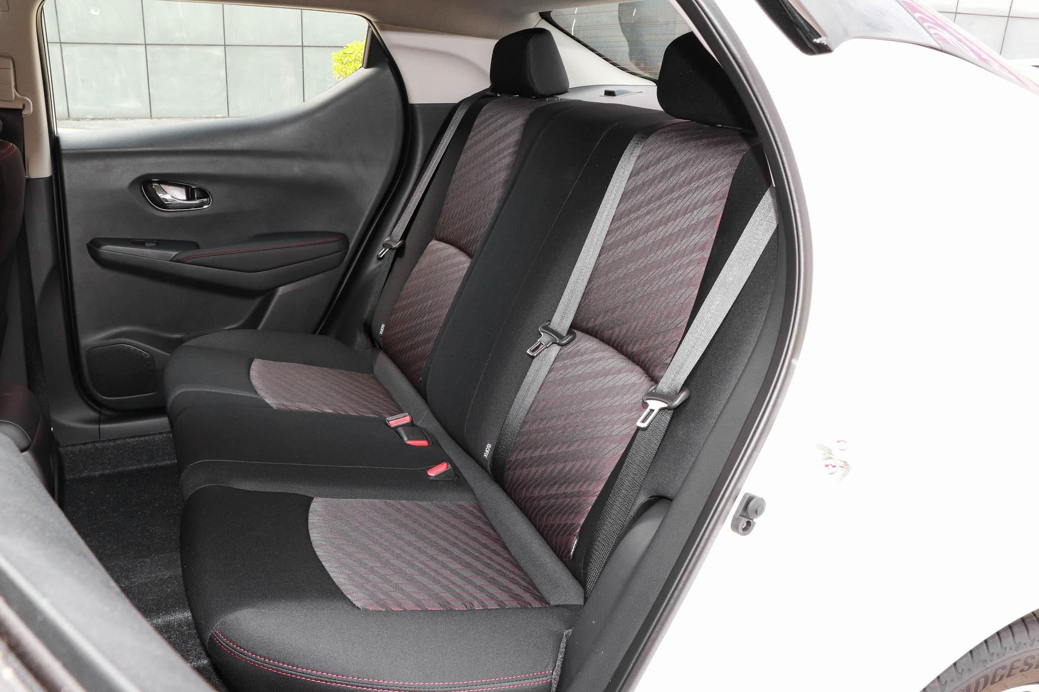 06年的蓝鸟2.0它的油耗高吗,日产蓝鸟有哪些配置