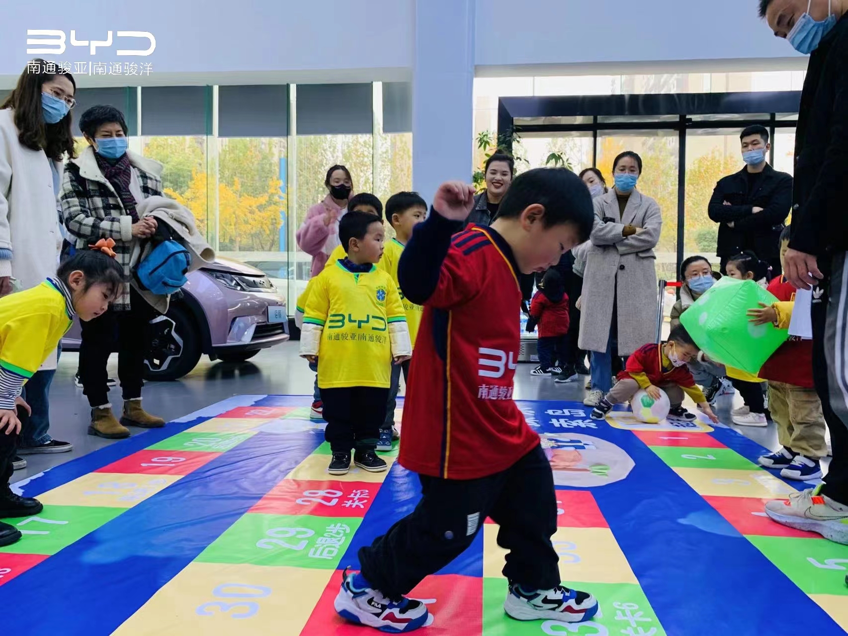 南通骏亚足*彩球**绘活动圆满结束