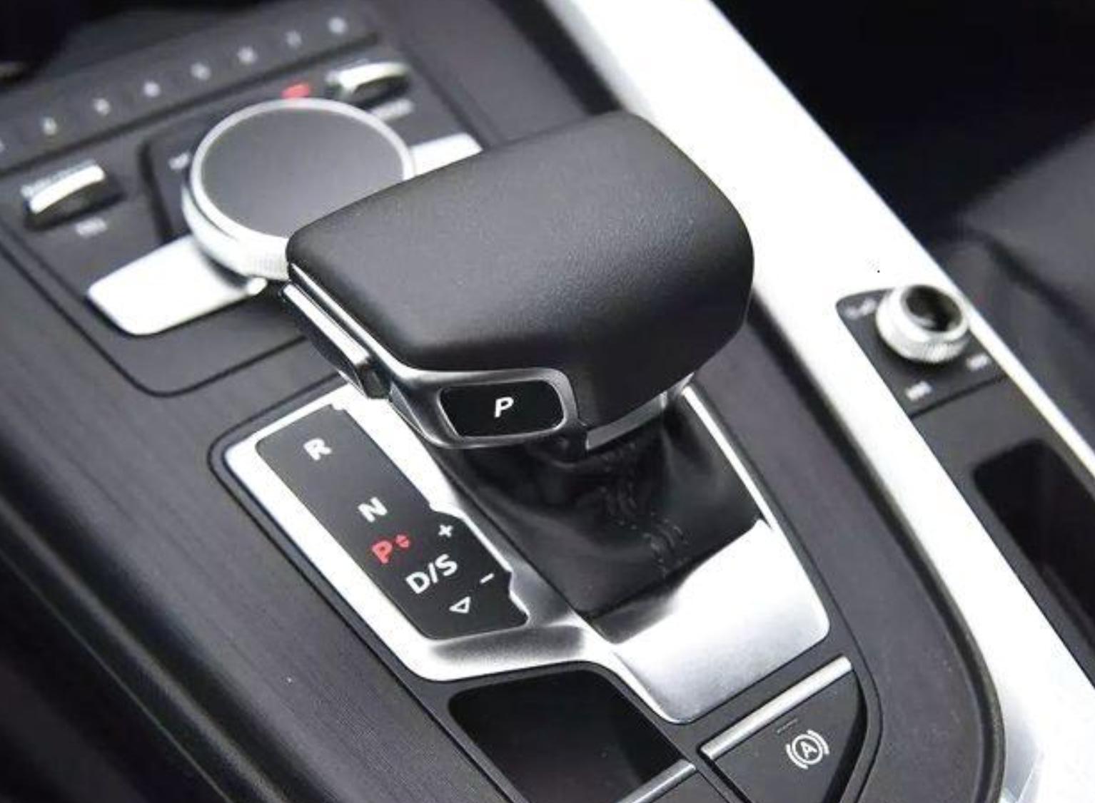 自动挡车红灯是n挡还是d挡,红灯起步从n挡挂d挡用不用踩刹车