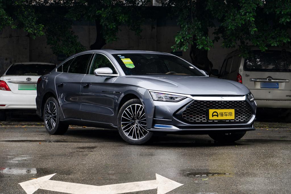 中央是一个15.6英寸液晶屏幕和各种功能按钮