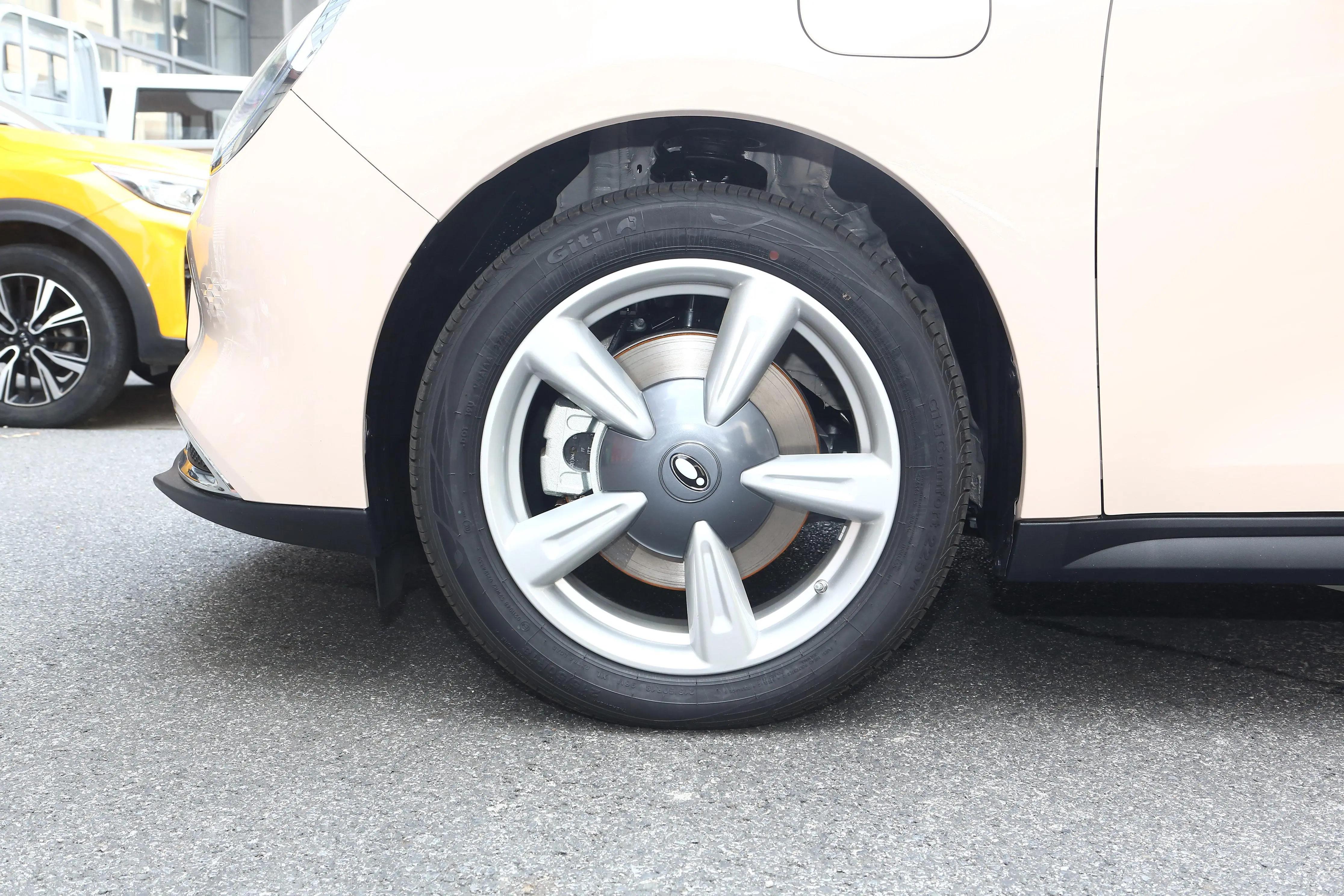 小姐姐开的燃油版车6万超高颜值 (推荐三款适合小姐姐的代步车)