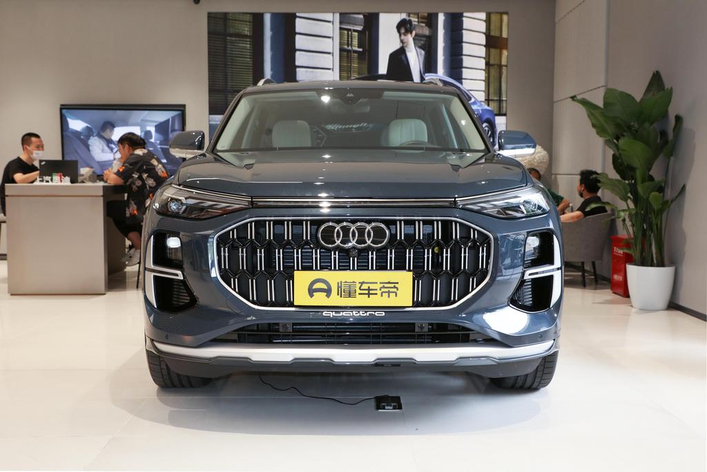 奥迪电动suvq6,奥迪q66座suv几种颜色