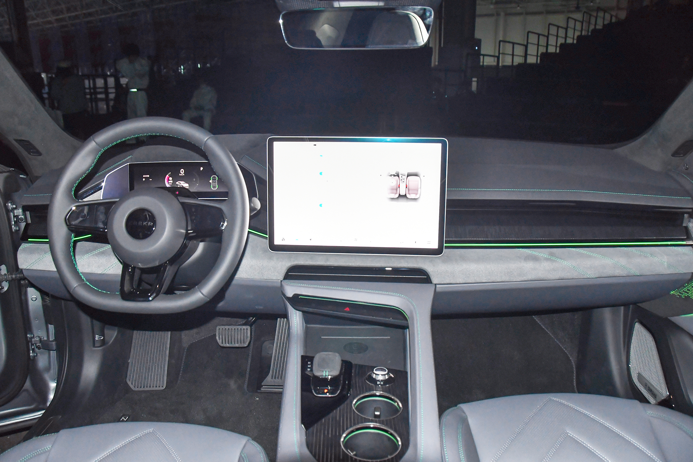 30万元的“国产版”保时捷Panamera是否值得购买？极氪001如何？