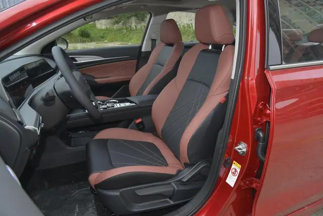 1.4T蓝鲸发动机，百公里油耗6.4L，长安逸动适合家用，价格亲民