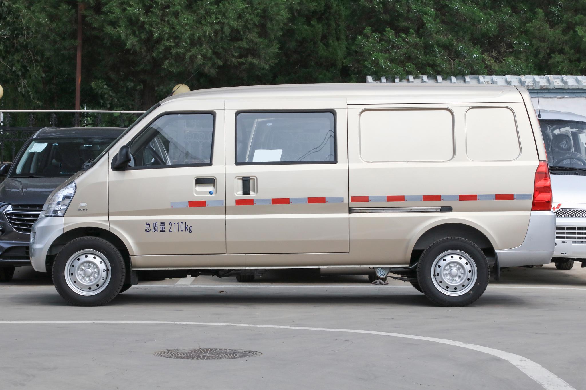 五菱荣光新卡2.0l用车感受,外观耐看空间大