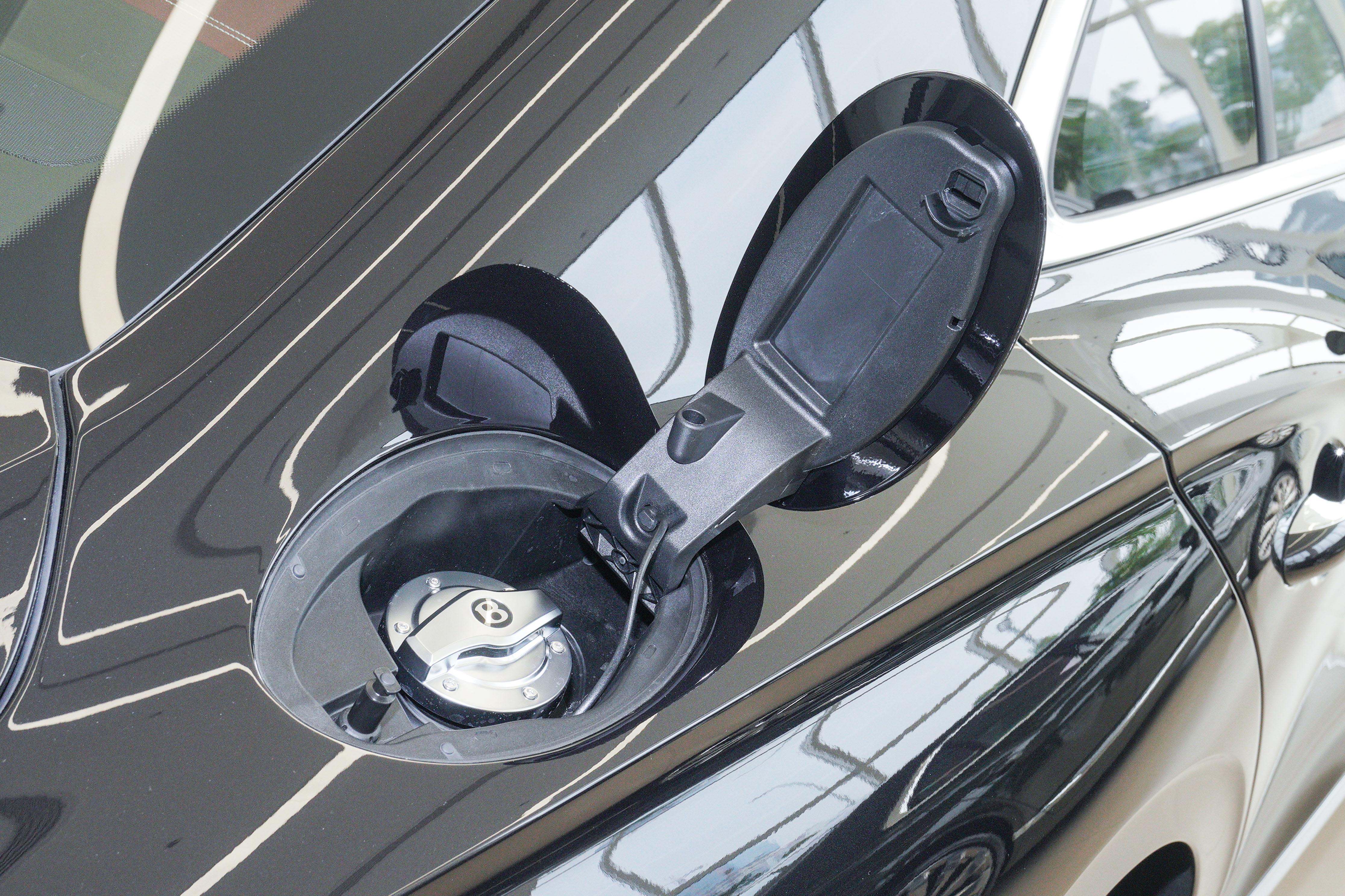 宾利飞驰W12养车费用,宾利飞驰雅度版2023养车费用