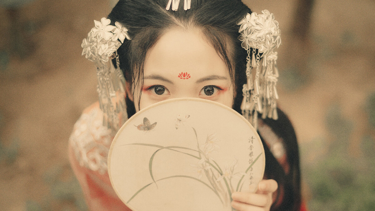 小说：杂技团专抓小女孩来训练，背后的控制手法令人发指