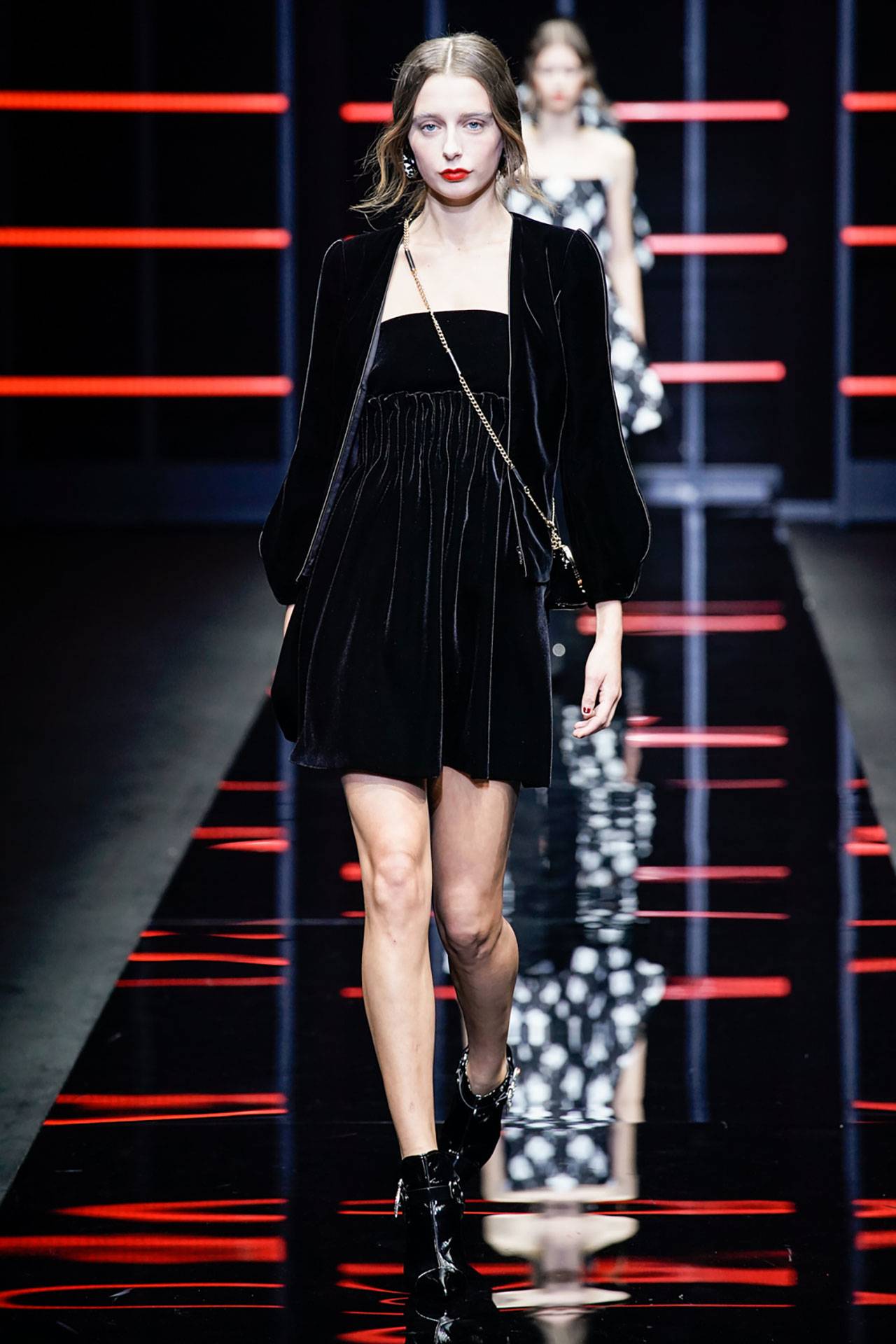 阿玛尼送一朵白花,阿玛尼情意绵绵