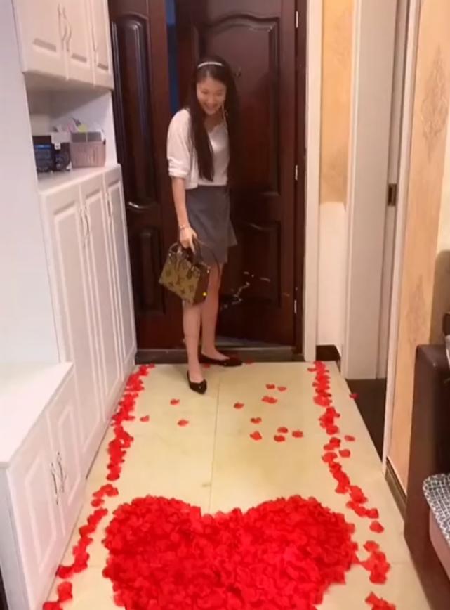 陕西一男子用玫瑰花瓣铺了一条路迎接女友，不料女友最后脸色大变
